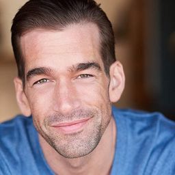 Tom Berklund 飾演 Officer Richards