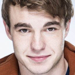 Nico Mirallegro 飾演 Harry