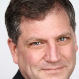 Steve Eifert 飾演 Russian Captain