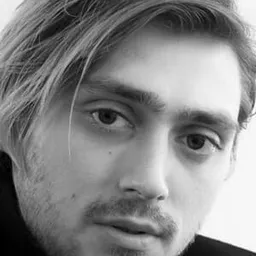 Nicolas Avinée 飾演 Nicolas