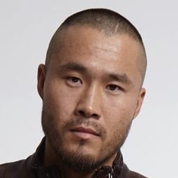 腦門額爾德尼 飾演 章旷发