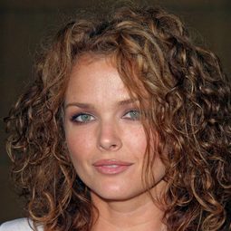 黛娜·米亞 飾演 Jessica