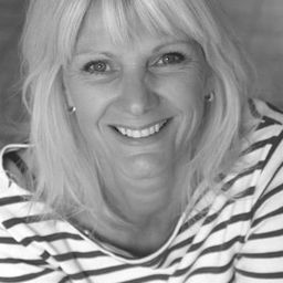 Gudule Zuyten - 臆想成病演員 飾演Neighbor