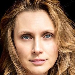 Ruža Madarević - Christmas in Love演員 飾演Victoria