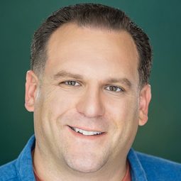 Jacob Berger 飾演 Electronics Salesman