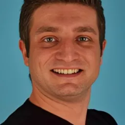 Eray Sel 飾演 Sinan