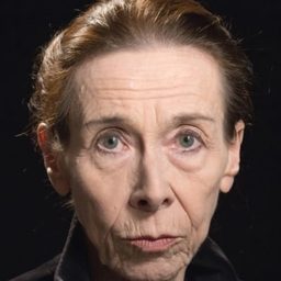 Eva-Maria Kurz 飾演 ältere Dame