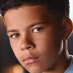 Jalon Christian 飾演 Hurut