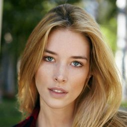 Chelsea Turnbo 飾演 Receptionist