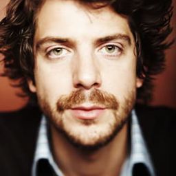 Ramsey Nasr 飾演 Erik Larooi