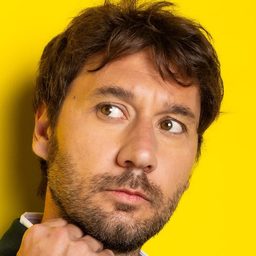 Raúl Fernández 飾演 Carlos