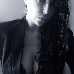 Mónika Rojas 飾演 Mujer del hotel