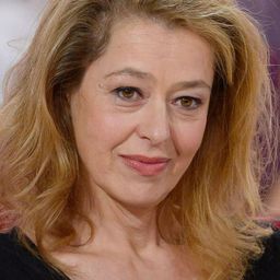 Charlotte Kady 飾演 Charlotte, journaliste radio