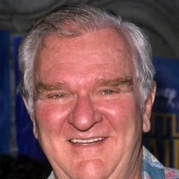 肯尼斯·馬斯 飾演 Grandpa (voice)