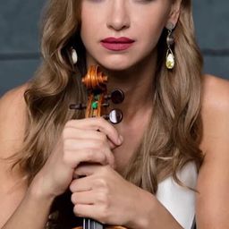 Rusanda Panfili 飾演 Self - Violin