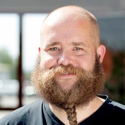 Peter Lorentzon 飾演 John