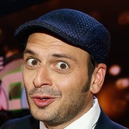 Kaya Yanar - 魯濱遜漂流記演員 飾演Papagei Dienstag (voice)