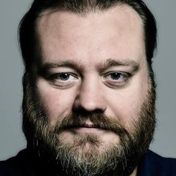 Stefano Fresi 飾演 Giovanni