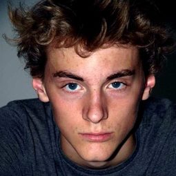 Gaspard Gevin-Hié 飾演 Kevin