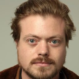 利納·菲利普斯 - 曼森家族假期演員 飾演Conrad