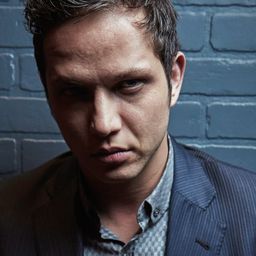 Adrián Ladrón de Guevara 飾演 Zambrano