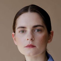 Vanessa Loibl 飾演 Sophie