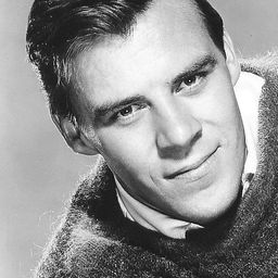 Richard Rust 飾演 Gus Cottahee