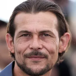 湯寧恩維亞 - 末世狂沙演員 飾演Tonin