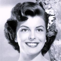 Joan Rice 飾演 Pat Lewis