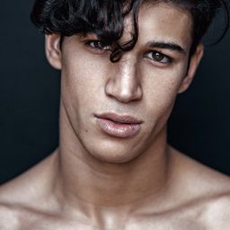 Adil Koukouh 飾演 Ibra