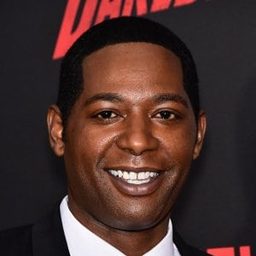 Royce Johnson 飾演 Derrick