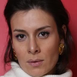 Nur Erkul 飾演 Naz