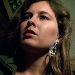 Lara Wendel 飾演 Girl in Swimming Pool