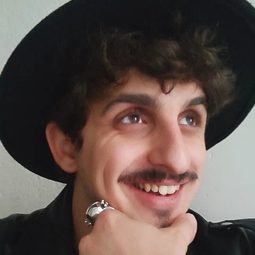 Óscar Lasarte 飾演 Ángel