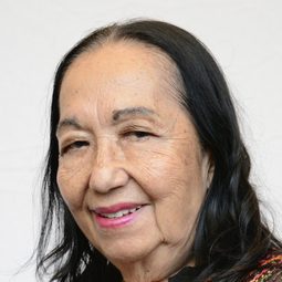 María Elena Olivares 飾演 Badass Maid