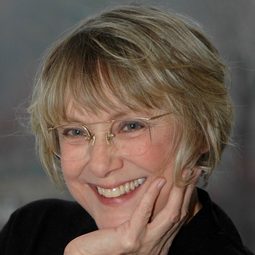 瑪莉·貝絲·赫特 飾演 Regina Beaufort