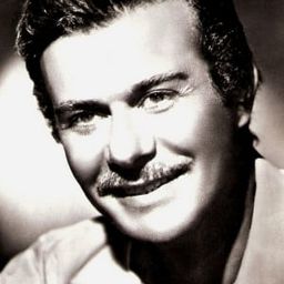 Massimo Serato 飾演 Senator Lucius Quintilius