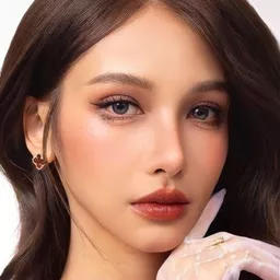 Pichsinee Veerasuthima 飾演 Nok