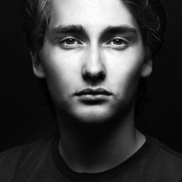 Magnus Sjørup 飾演 Jonas