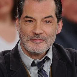 森姆拉巴特 飾演 Simon