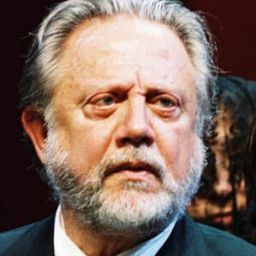 João Perry 飾演 Alexandre