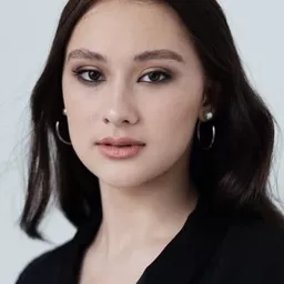 Lola Tung 飾演 Maia