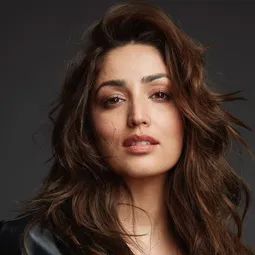 雅蜜·高塔姆 - 憲法第 370 條演員 飾演Zooni Haksar