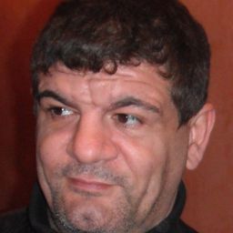 Alfredo Li Bassi 飾演 Carmelo Vella