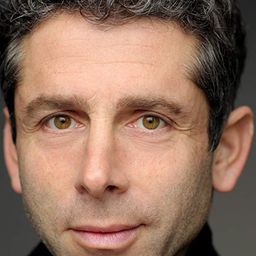 Elliot Levey 飾演 Denholm