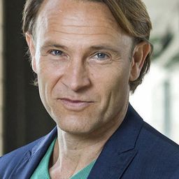 Bernhard Bettermann 飾演 Jules Chef