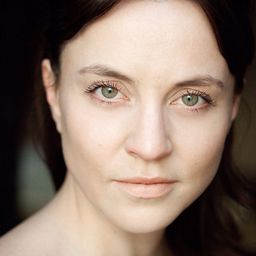 Ania Sowinski 飾演 Anna