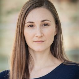 Lissy Pernthaler - 他們將化作塵埃演員 飾演Doctora Casa Azul