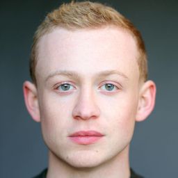 John Bell 飾演 Helius