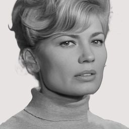 Nadia Sanders - 八部半演員 飾演Nadine, the Hostess